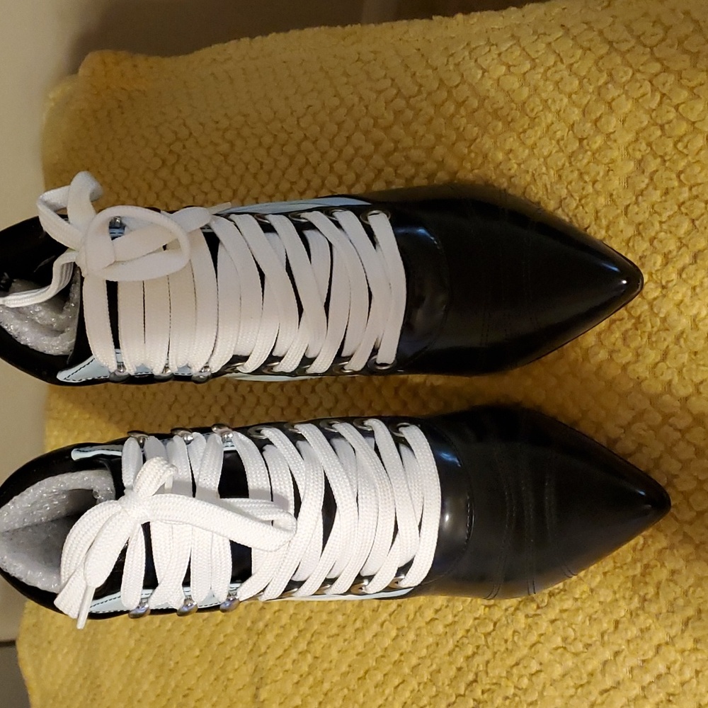 Gianni bini black/ white/ blue 4 inch heel tie up bootie. Size 8.5. New with box - Picture 4 of 4